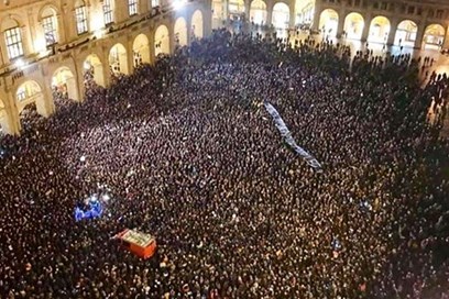 Bologna: la piazza delle Sardine sfida la Lega di Salvini