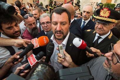 Open Arms, Renzi: aì al processo a Salvini. La replica: vale meno di zero 