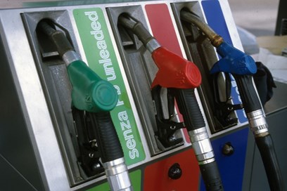 Caro carburante, i consumatori ci danno un taglio