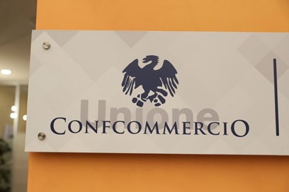 Consumi, Confcommercio: a giugno alimentari e abbigliamento in calo
