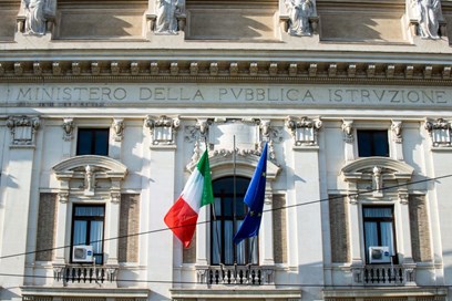 Scuola, al via le procedure per 1.435 progressioni di carriera per DGSA
