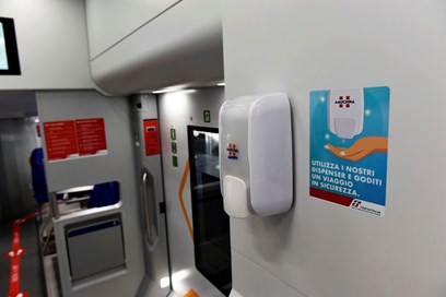 Trenitalia fa scorta di Amuchina. Sui treni 12mila dispenser