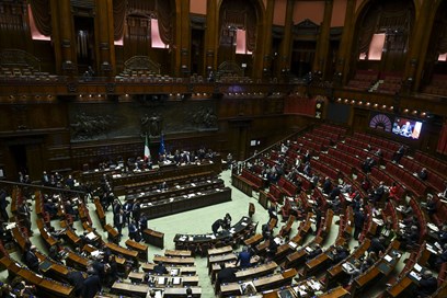 Manovra, Fratelli d'Italia vuole detassare le mance con l'emendamento Trump
