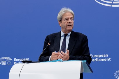 La Commissione Ue boccia i conti di Olanda e Germania. La manovra italiana invece è promossa